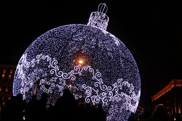 Dev Noel ağacı süsleme top yılbaşı tatil dekorasyon Tverskaya Street, Moskova, Rusya olarak