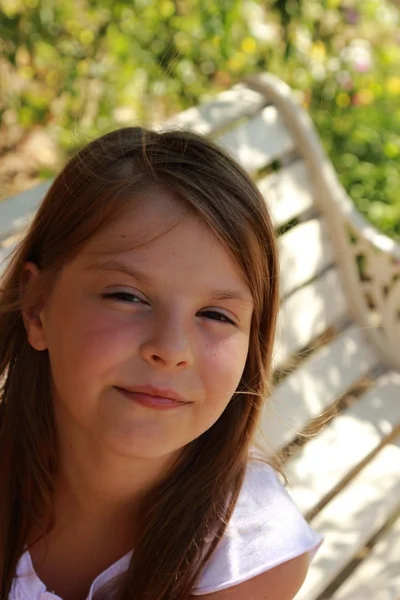 Linda menina ao ar livre — Fotografia de Stock