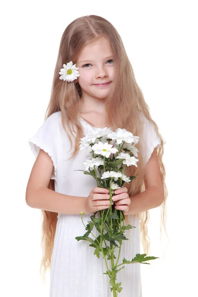 Liten flicka och blomma — Stockfoto