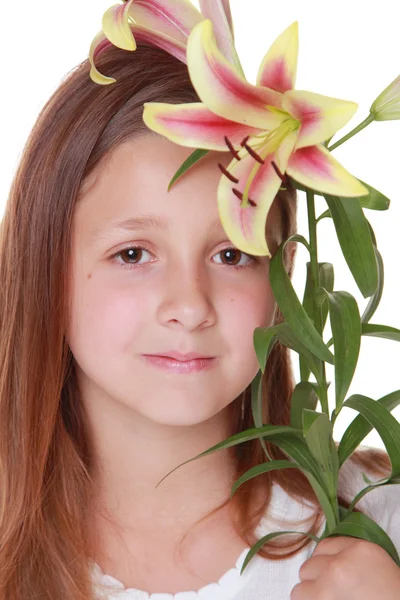 Flicka anläggning blommor — Stockfoto