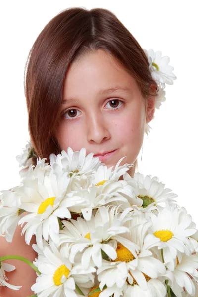 Kid with white daisies — Stock Photo, Image