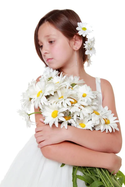 Kid with white daisies — Stock Photo, Image
