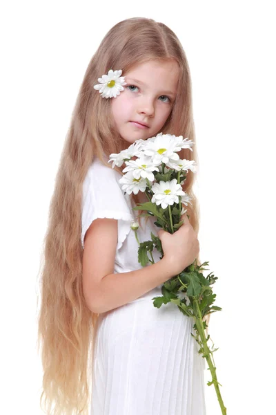 Kind mit Gänseblümchen — Stockfoto