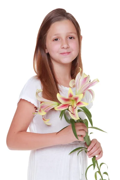 Bella ragazza sorridente con un giglio — Foto Stock