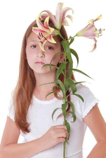 Schöne lächelnde Mädchen mit einer Lilie — Stockfoto