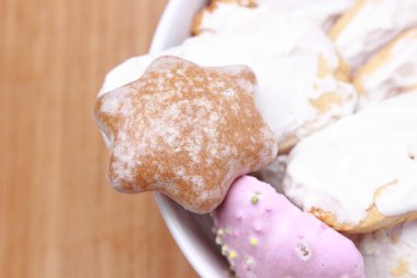 ahşap arka plan üzerinde kalp şekli zencefilli kurabiye