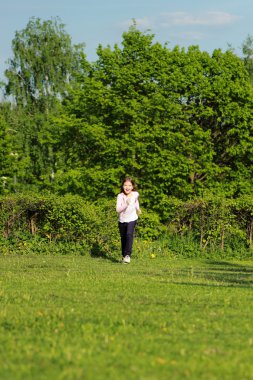 Alan üzerinde çalışan mutlu küçük çocuk
