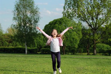 güzel küçük bir kız parkta