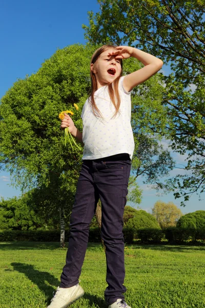 Retrato Menina Bonita Sorridente Com Buquê Margaridas Contra Verde Parque — Fotografia de Stock