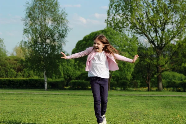 Smiley-Kind im Freien — Stockfoto