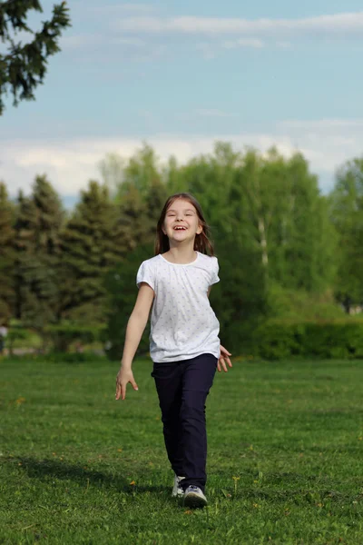 Linda Niña Corre Través Del Campo Una Decadencia —  Fotos de Stock