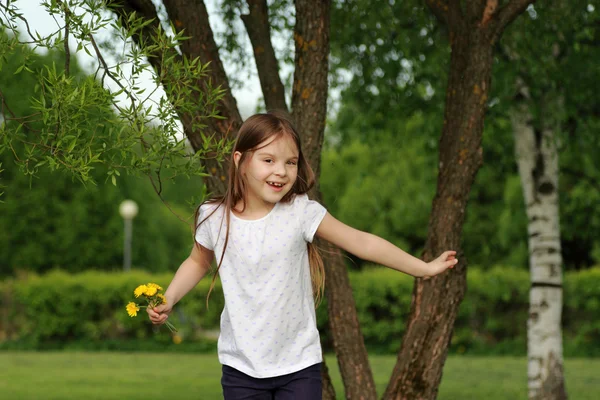 Attraktive kleine Mädchen im Freien — Stockfoto
