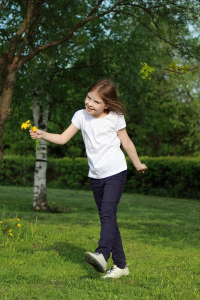 Attraktiv liten flicka utomhus — Stockfoto