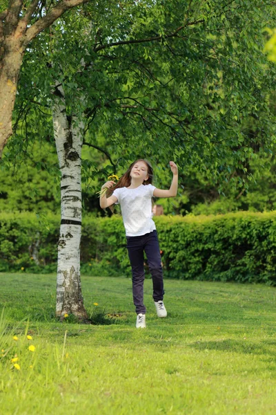 Küçük kız açık — Stok fotoğraf