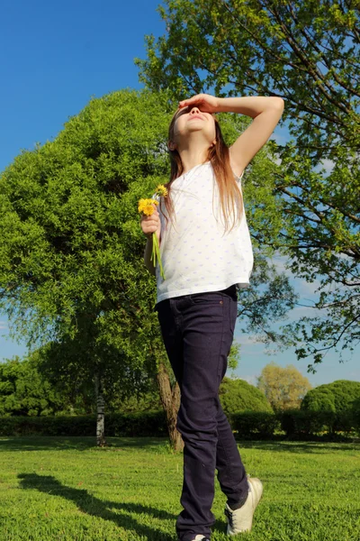 Bella ragazza all'aperto, Mosca, Russia — Foto Stock