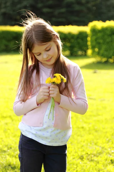 Härlig kid utomhus, Moskva, Ryssland — Stockfoto