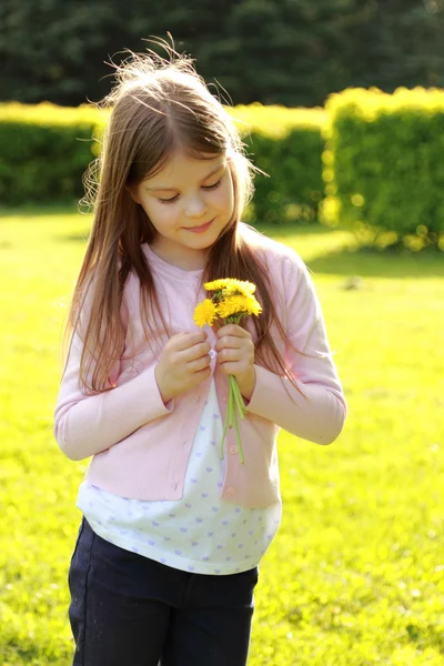 Belle petite fille dans le parc — Photo