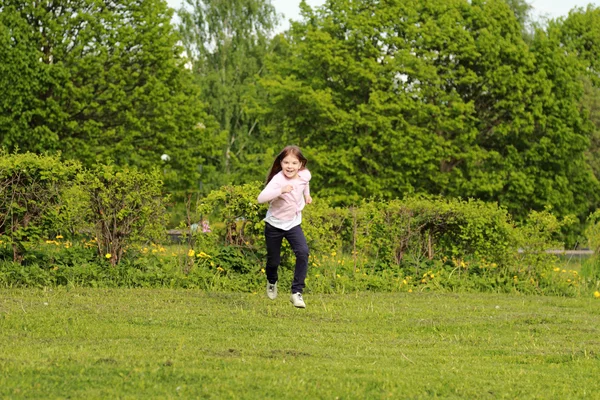 Attraente bambina all'aperto — Foto Stock