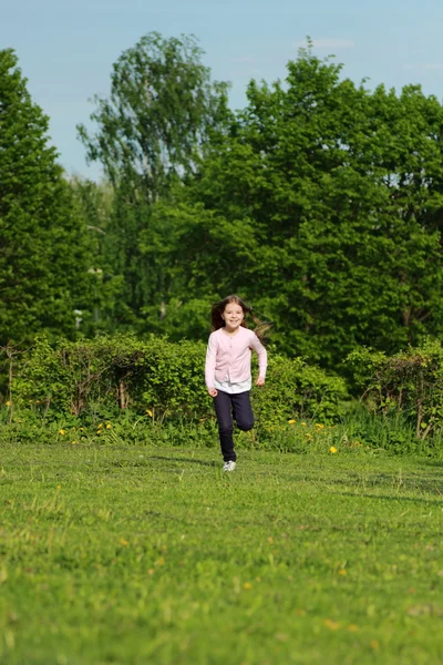 Kleines Mädchen im Freien — Stockfoto