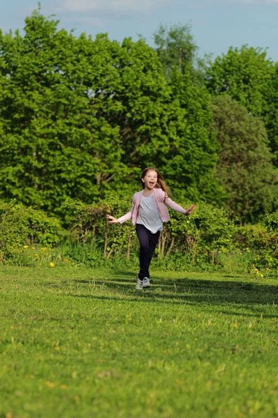 Hübsches Kleines Mädchen Rennt Über Das Feld — Stockfoto