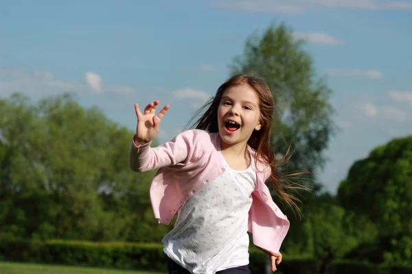 Bambina all'aperto — Foto Stock