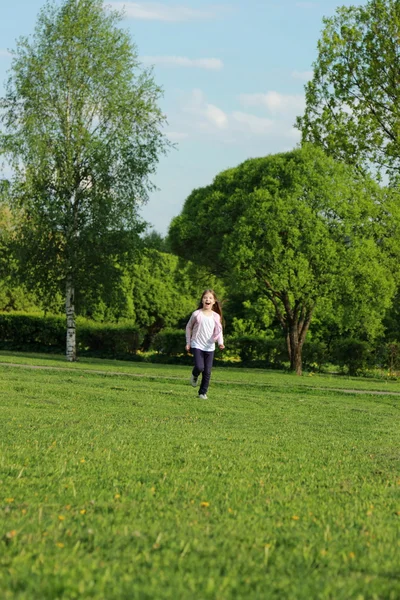 Veselý kluk venkovní — Stock fotografie