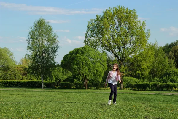 Venkovní malá holčička — Stock fotografie