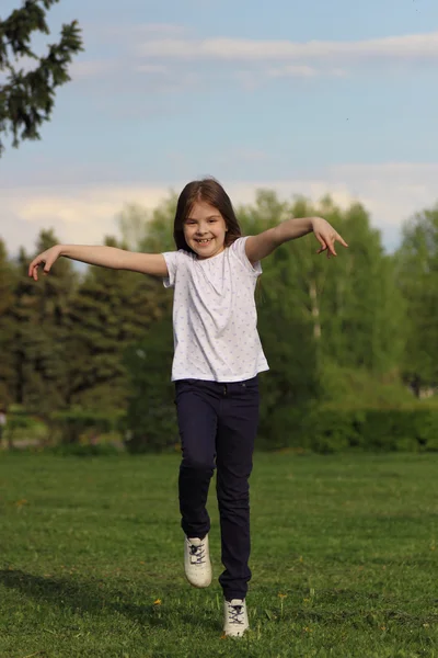 Petite fille en plein air — Photo