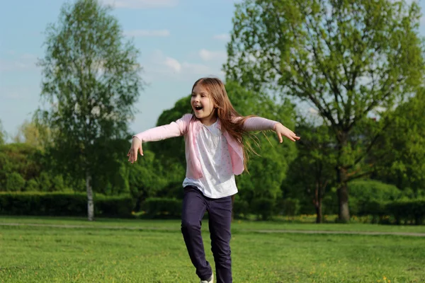 Красивая маленькая девочка в парке — стоковое фото