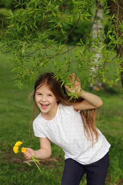 Привлекательная маленькая девочка на открытом воздухе — стоковое фото