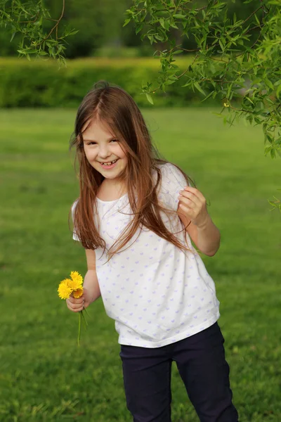 Sorridente bambino all'aperto — Foto Stock