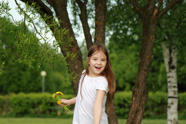 Smiley kind buiten — Stockfoto