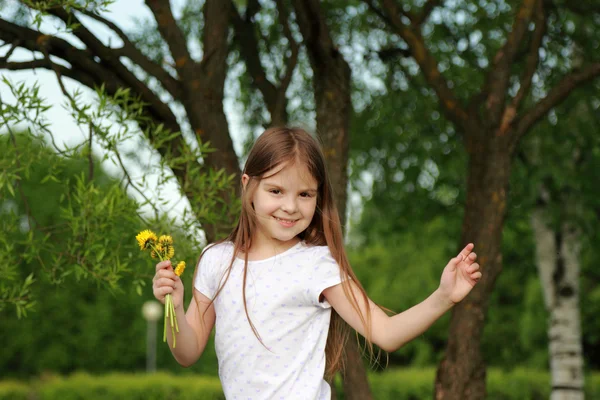 Attraente bambina all'aperto — Foto Stock