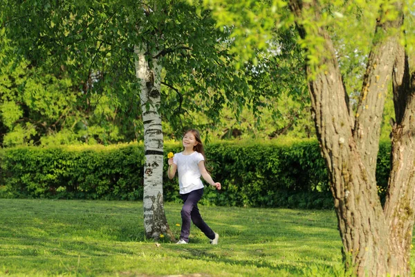 Atraktivní venkovní malá holčička — Stock fotografie