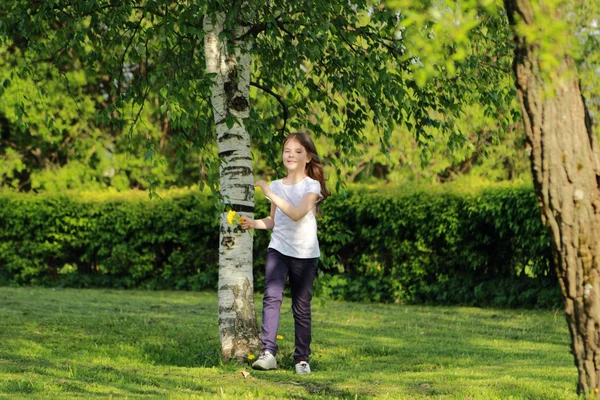 Attractive little girl outdoor — Stock Photo, Image