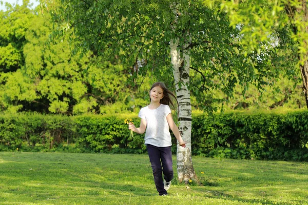 Smiley-Kind im Freien — Stockfoto