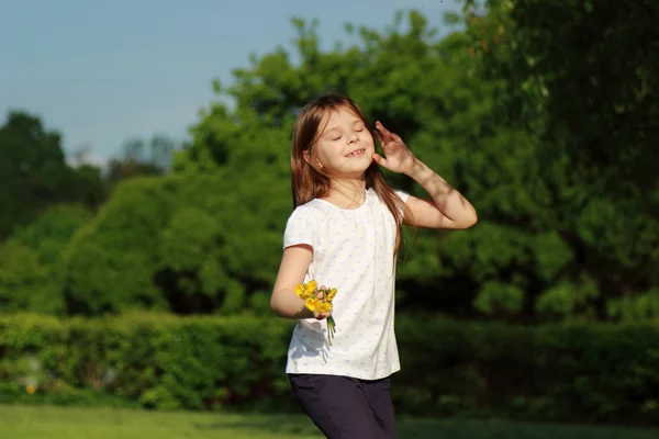 Hermoso niño al aire libre, Moscú, Rusia — Foto de Stock