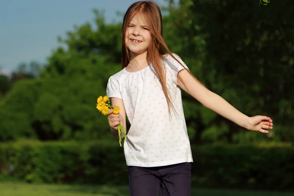 Smiley kid utomhus — Stockfoto