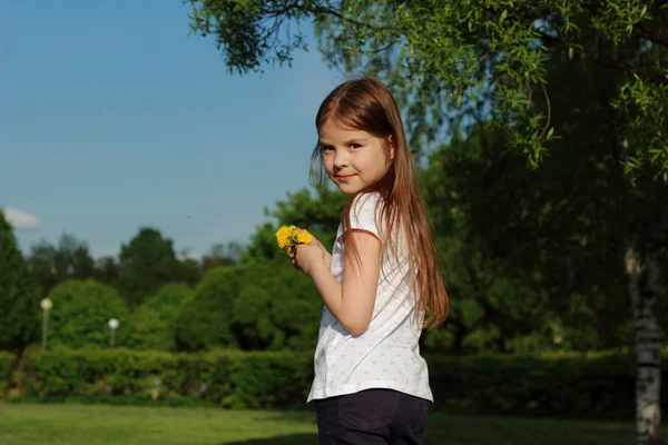 Hermoso niño al aire libre, Moscú, Rusia — Foto de Stock