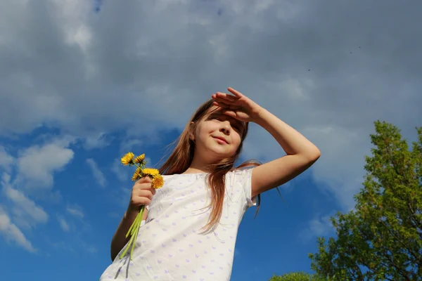 Beautiful little girl in the park — Stock Photo, Image