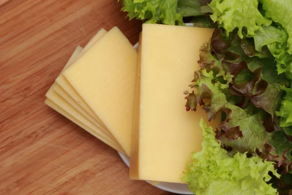 Gouda 干酪和绿色沙拉 — 图库照片