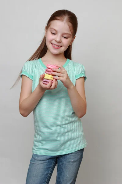 小さな女の子と食品 — ストック写真