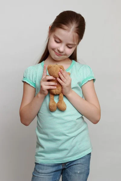 Criança e brinquedo urso — Fotografia de Stock