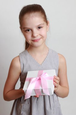 Tatil sembolü tutan çocuk