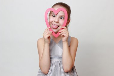 Tatil sembolü tutan çocuk