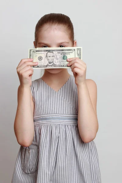 Niño encantador con dinero en efectivo — Foto de Stock