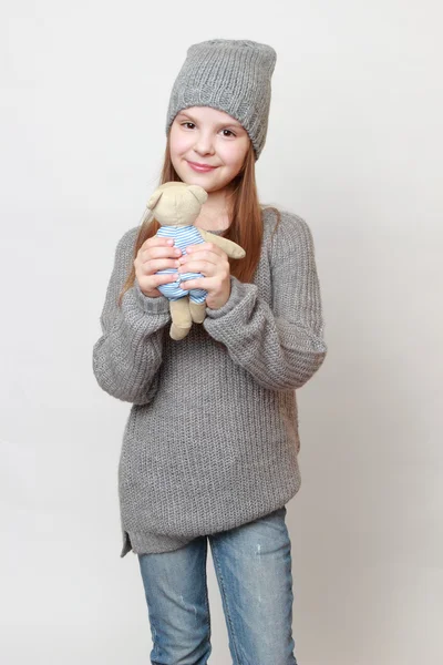 Niño sosteniendo juguete oso —  Fotos de Stock