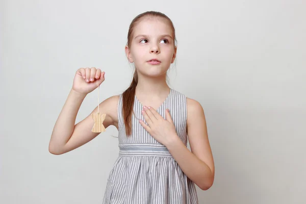 Kid holding Simbolo vacanza — Foto Stock