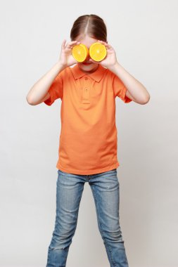 Gülen çocuk üstünde yiyecek bahis konusu