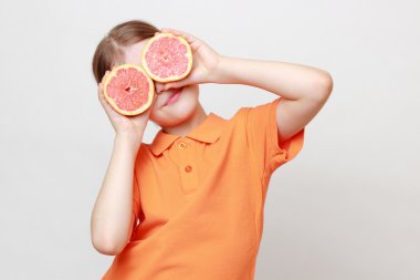 Gülen çocuk üstünde yiyecek bahis konusu